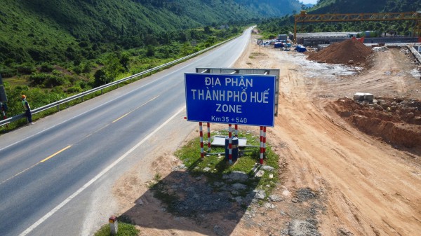 Những cây cầu vượt núi mở rộng cao tốc La Sơn - Hòa Liên