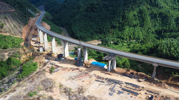 Những cây cầu vượt núi mở rộng cao tốc La Sơn - Hòa Liên
