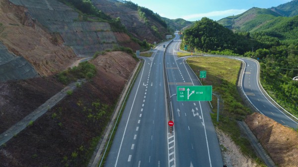 Những cây cầu vượt núi mở rộng cao tốc La Sơn - Hòa Liên