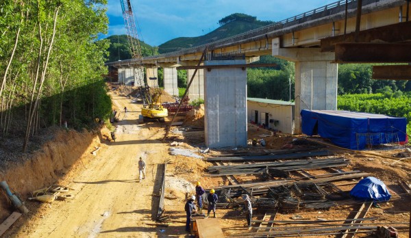 Những cây cầu vượt núi mở rộng cao tốc La Sơn - Hòa Liên