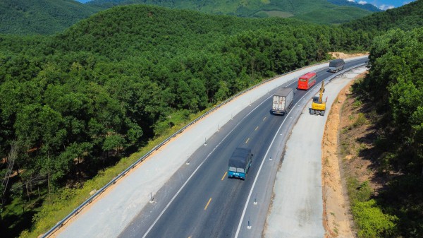 Những cây cầu vượt núi mở rộng cao tốc La Sơn - Hòa Liên