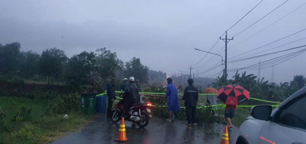 Đồng Nai: Mưa lớn làm sập mố cầu dân sinh, giao thông bị chia cắt