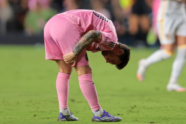 Messi có hành động cực lạ gây lo lắng, điều gì đã xảy ra?