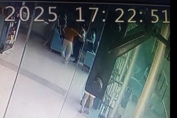 TP.HCM: 2 vợ chồng trẻ hành hung người phụ nữ 60 tuổi tại sảnh chung cư