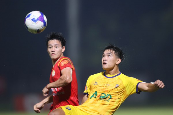 V-League: Ninh Bình và PVF-CAND đá 'chất' như cựu binh, còn HAGL chơi như... tân binh