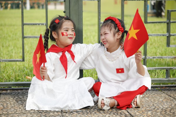Khách Tây ấn tượng với cờ đỏ sao vàng rợp phố Hà Nội đón Quốc khánh 2.9