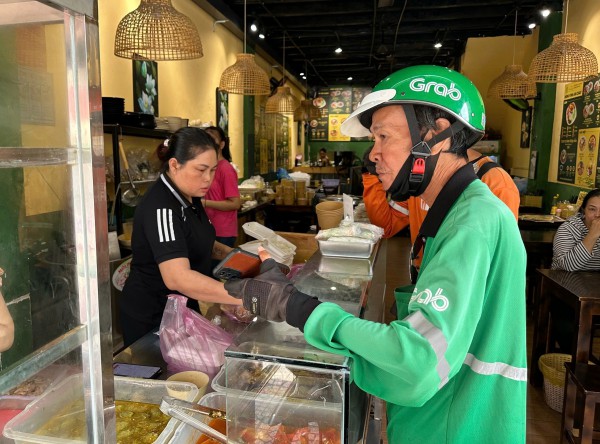Khách đặt 30 ly chè, muốn ghi tên từng người: Shipper bức xúc, mạng 'dậy sóng'
