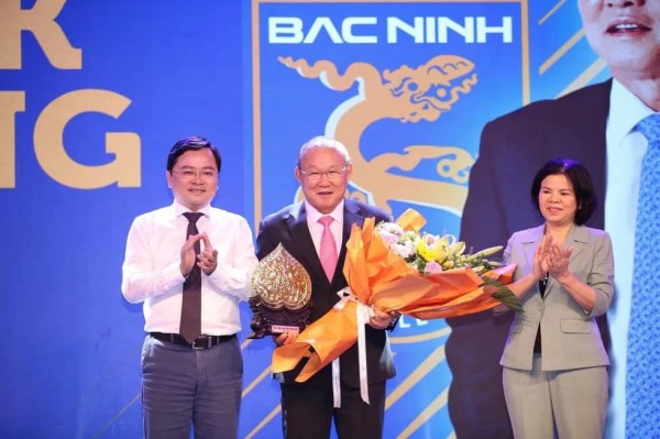 Người hùng Thường Châu Hà Đức Chinh gia nhập đội bóng triệu USD của thầy Park