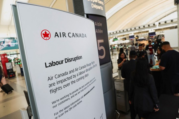Hãng hàng không lớn nhất Canada dừng mọi hoạt động vì 10.000 nhân viên đình công