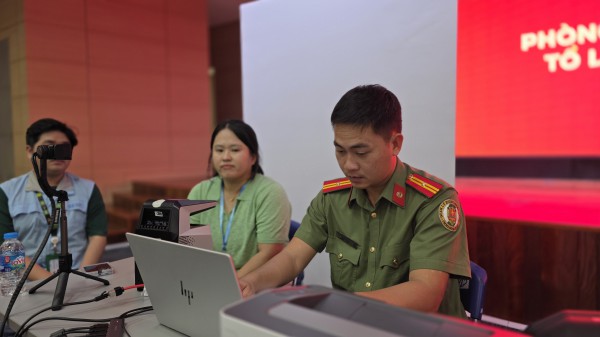 Công an TP.HCM đưa tài khoản định danh điện tử đến gần với người nước ngoài