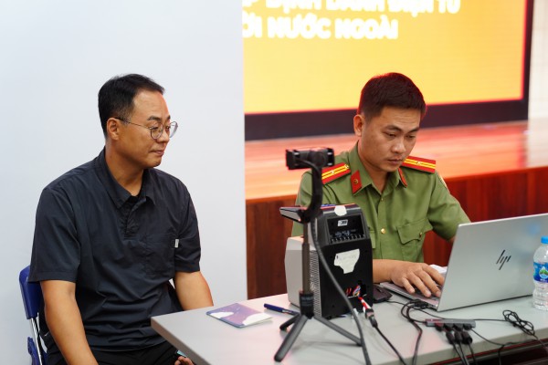 Công an TP.HCM đưa tài khoản định danh điện tử đến gần với người nước ngoài