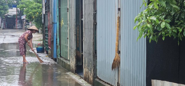 TP.HCM: Ngập sâu, người đi đường 'chôn chân' chờ nước rút