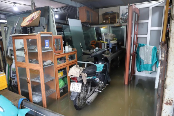 TP.HCM: Ngập sâu, người đi đường 'chôn chân' chờ nước rút