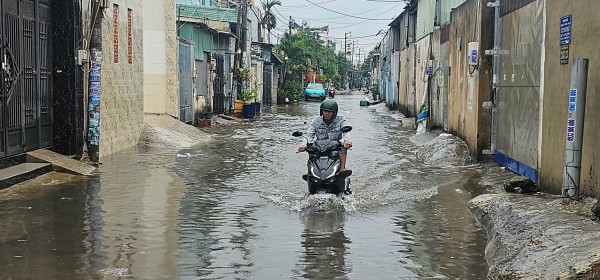 TP.HCM: Ngập sâu, người đi đường 'chôn chân' chờ nước rút