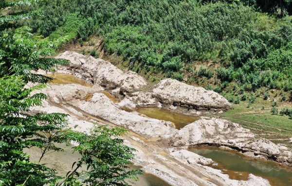 Sông Nước Xa bị 'xẻ thịt' công khai Sông Nước Xa bị 'xẻ thịt' công khai