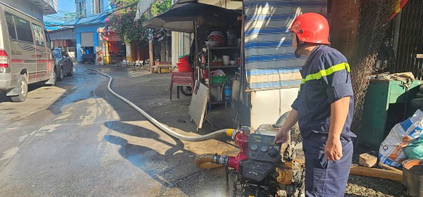 Người dân ngất xỉu vì cháy xưởng bóng đèn ở TP.HCM lúc rạng sáng Người dân ngất xỉu vì cháy xưởng bóng đèn ở TP.HCM lúc rạng sáng
