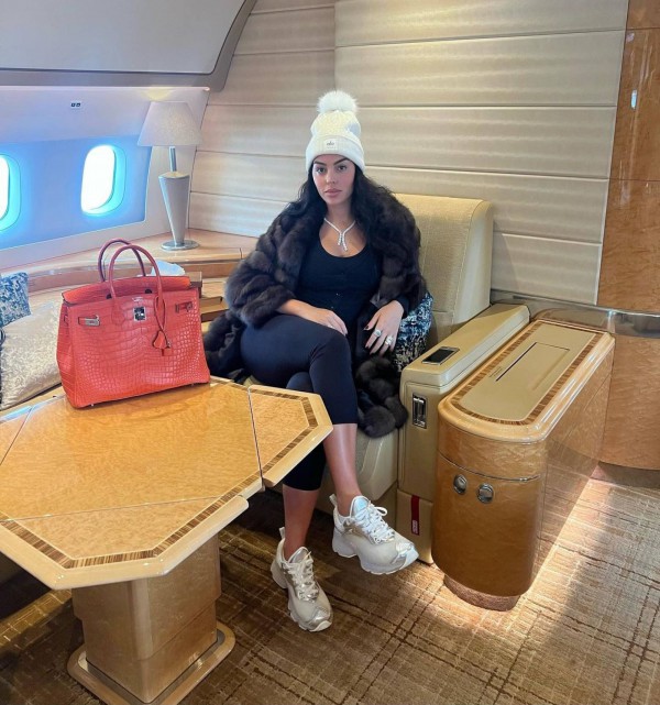 Bà xã Ronaldo và tủ đồ triệu đô khiến ai cũng choáng ngợp