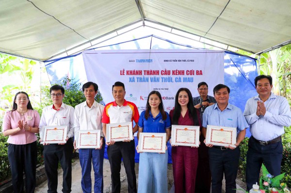 Báo Thanh Niên khánh thành cây cầu hơn 830 triệu đồng ở Cà Mau Báo Thanh Niên khánh thành cây cầu hơn 830 triệu đồng ở Cà Mau