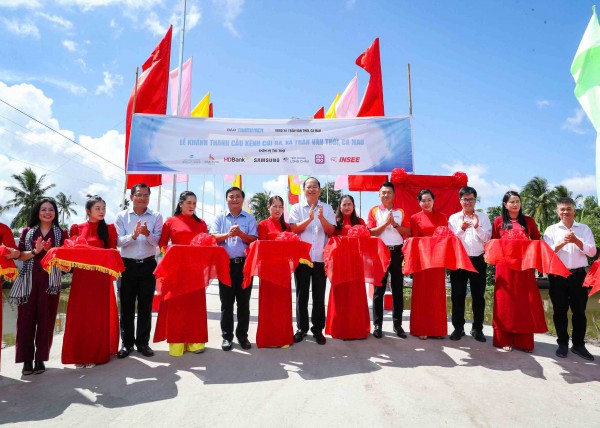 Báo Thanh Niên khánh thành cây cầu hơn 830 triệu đồng ở Cà Mau Báo Thanh Niên khánh thành cây cầu hơn 830 triệu đồng ở Cà Mau