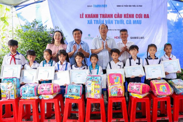 Báo Thanh Niên khánh thành cây cầu hơn 830 triệu đồng ở Cà Mau Báo Thanh Niên khánh thành cây cầu hơn 830 triệu đồng ở Cà Mau