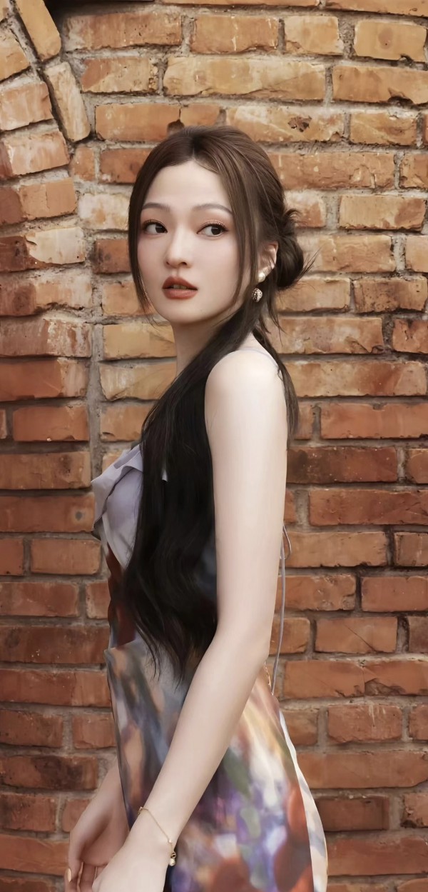 Trương Thiều Hàm chơi bóng chuyền giúp dáng săn chắc