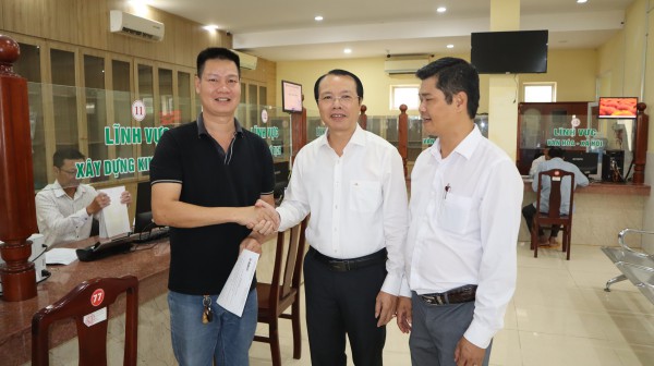 Đồng Nai: Xây dựng chính quyền thân thiện với '4 xin, 4 luôn và 5 không' Đồng Nai: Xây dựng chính quyền thân thiện với '4 xin, 4 luôn và 5 không'