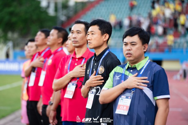 Thầy ngoại ở V-League: HLV Tây Ban Nha trên đỉnh, cựu trợ lý ông Kim dưới đáy