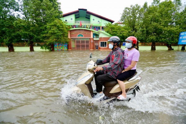 Đường phố Thanh Hóa ngập trong 'biển nước' sau bão số 5