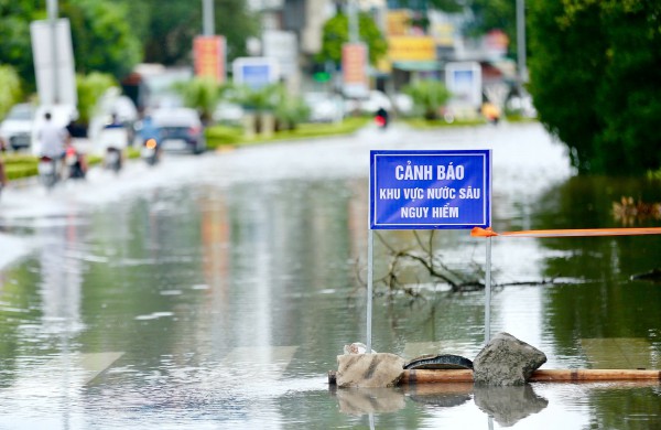 Đường phố Thanh Hóa ngập trong 'biển nước' sau bão số 5
