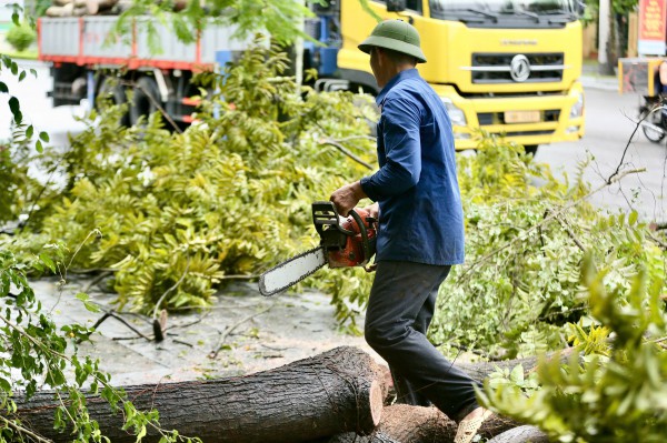 Đường phố Thanh Hóa ngập trong 'biển nước' sau bão số 5