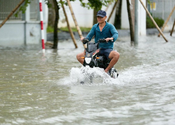 Đường phố Thanh Hóa ngập trong 'biển nước' sau bão số 5