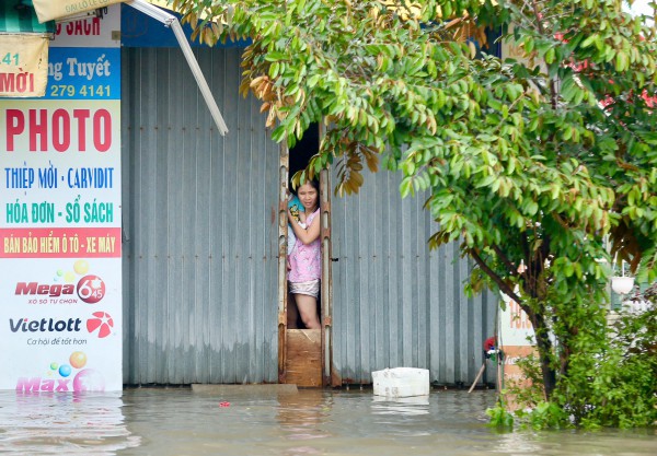 Đường phố Thanh Hóa ngập trong 'biển nước' sau bão số 5