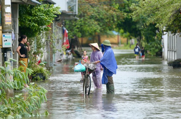 Đường phố Thanh Hóa ngập trong 'biển nước' sau bão số 5