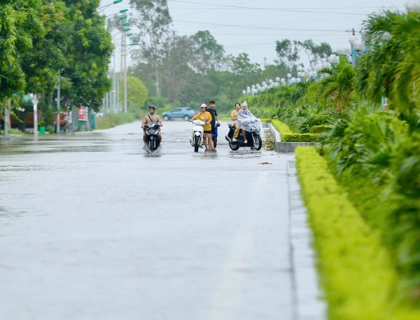 Đường phố Thanh Hóa ngập trong 'biển nước' sau bão số 5
