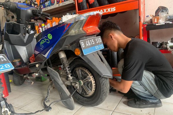 Vì sao lốp sau của xe máy điện khó tháo lắp hơn xe máy xăng? Vì sao lốp sau của xe máy điện khó tháo lắp hơn xe máy xăng?