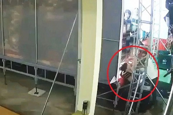 Học sinh bị điện giật tử vong khi diễn văn nghệ: Khởi tố người làm ánh sáng Học sinh bị điện giật tử vong khi diễn văn nghệ: Khởi tố người làm ánh sáng
