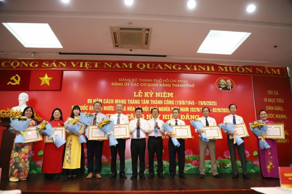 Chủ tịch HĐND TP.HCM Võ Văn Minh trao Huy hiệu Đảng đến 30 đảng viên Chủ tịch HĐND TP.HCM Võ Văn Minh trao Huy hiệu Đảng đến 30 đảng viên