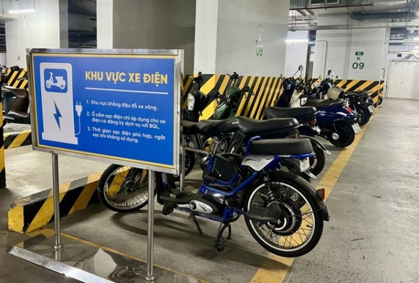 3 lưu ý khi sạc pin tháo rời cho xe máy điện 3 lưu ý khi sạc pin tháo rời cho xe máy điện