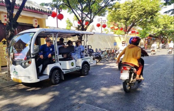 Bát nháo xe điện du lịch ở phố cổ Hội An