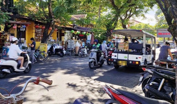Bát nháo xe điện du lịch ở phố cổ Hội An
