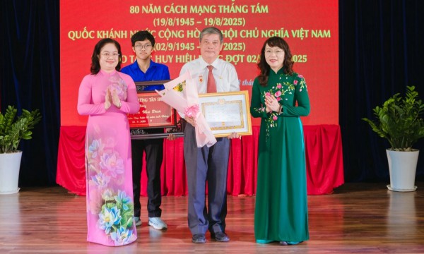 Chủ tịch HĐND TP.HCM Võ Văn Minh trao Huy hiệu Đảng đến 30 đảng viên Chủ tịch HĐND TP.HCM Võ Văn Minh trao Huy hiệu Đảng đến 30 đảng viên
