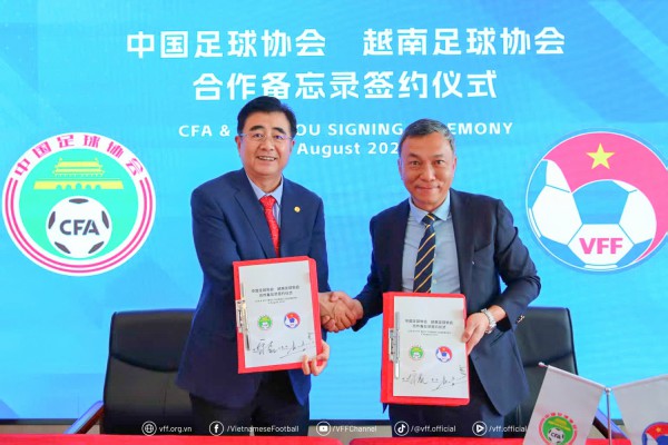 Chủ tịch VFF và CFA ký kết ghi nhớ hợp tác: Bóng đá Việt Nam, Trung Quốc cùng phát triển Chủ tịch VFF và CFA ký kết ghi nhớ hợp tác: Bóng đá Việt Nam, Trung Quốc cùng phát triển