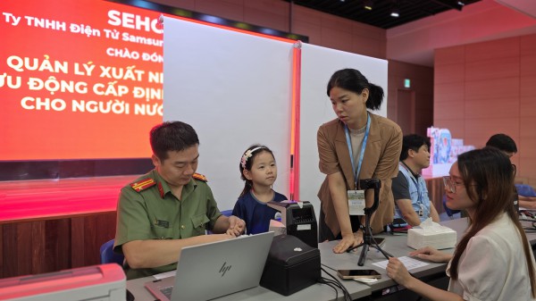 Công an TP.HCM đưa tài khoản định danh điện tử đến gần với người nước ngoài
