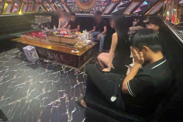 Đà Nẵng: 'Đột kích' quán karaoke lúc rạng sáng, phát hiện khách dương tính ma túy Đà Nẵng: 'Đột kích' quán karaoke lúc rạng sáng, phát hiện khách dương tính ma túy