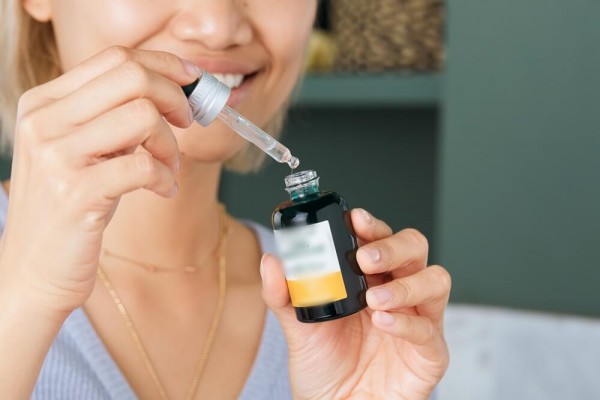 Da dầu, da nhạy cảm có nên dùng serum vitamin C?