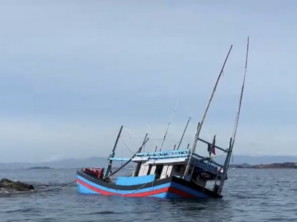 Đắk Lắk: Chìm tàu cá, 5 ngư dân được cứu kịp thời