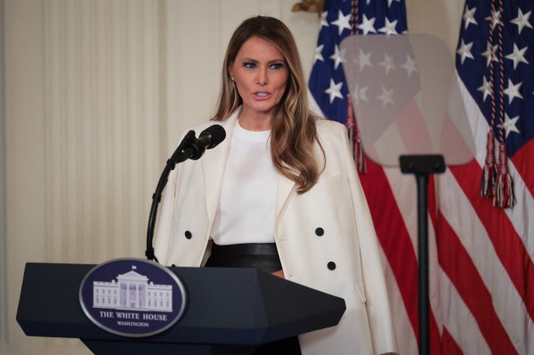 Đệ nhất phu nhân Mỹ Melania Trump dọa kiện con trai ông Biden