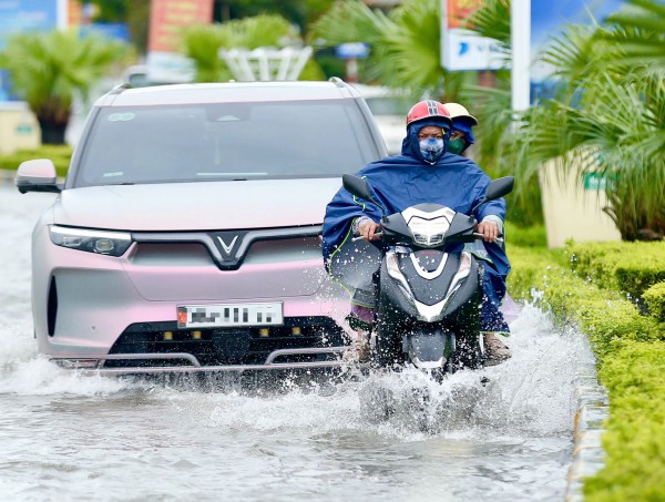 Đường phố Thanh Hóa ngập trong 'biển nước' sau bão số 5