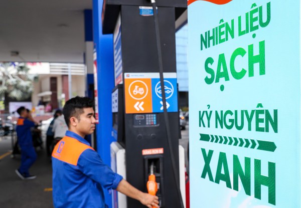 Giá xăng dầu hôm nay 15.8.2025: Xăng RON95 về dưới mốc 20.000 đồng/lít