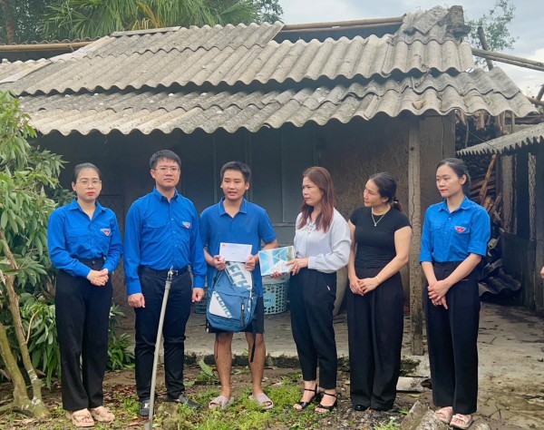 Hà Tĩnh trích hơn 8,5 tỉ hỗ trợ người dân bị thiệt hại do bão số 5 Hà Tĩnh trích hơn 8,5 tỉ hỗ trợ người dân bị thiệt hại do bão số 5